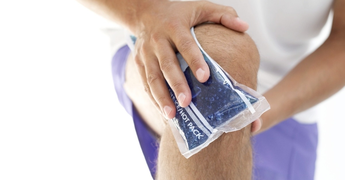 Ice Pack on Knee | When to Use Ice | When to Use Heat | REACH Rehab + Chiropractic